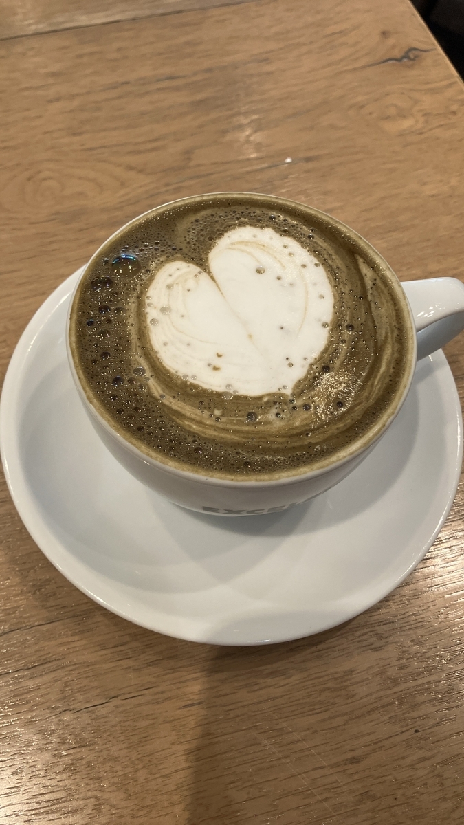 ほうじ茶ラテ ラテの部分が少し下手なハートマークになっている