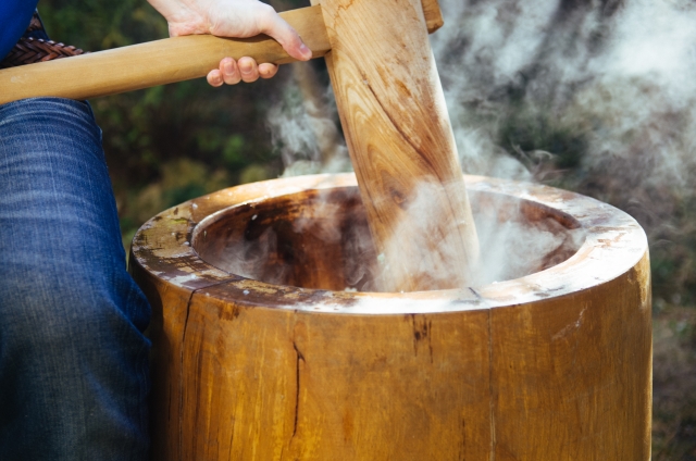 臼と杵ってどっちがどっち?意味・使い方・餅つきのコツまで解説 - それ、どうする?