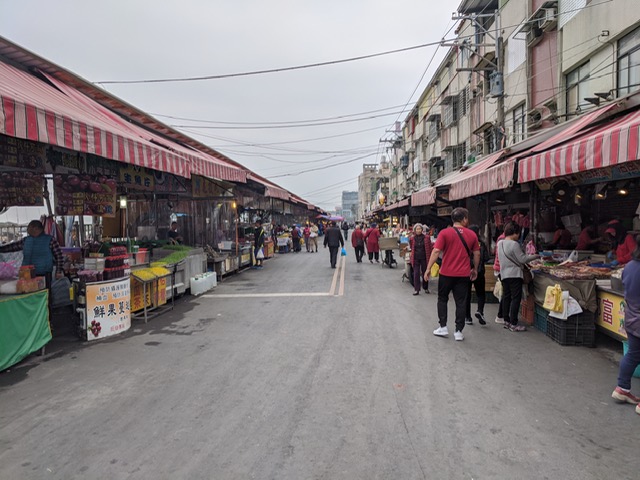 台湾の京都「台南」なら、「興達港観光漁市」にカラスミ屋さんが並んでいます。