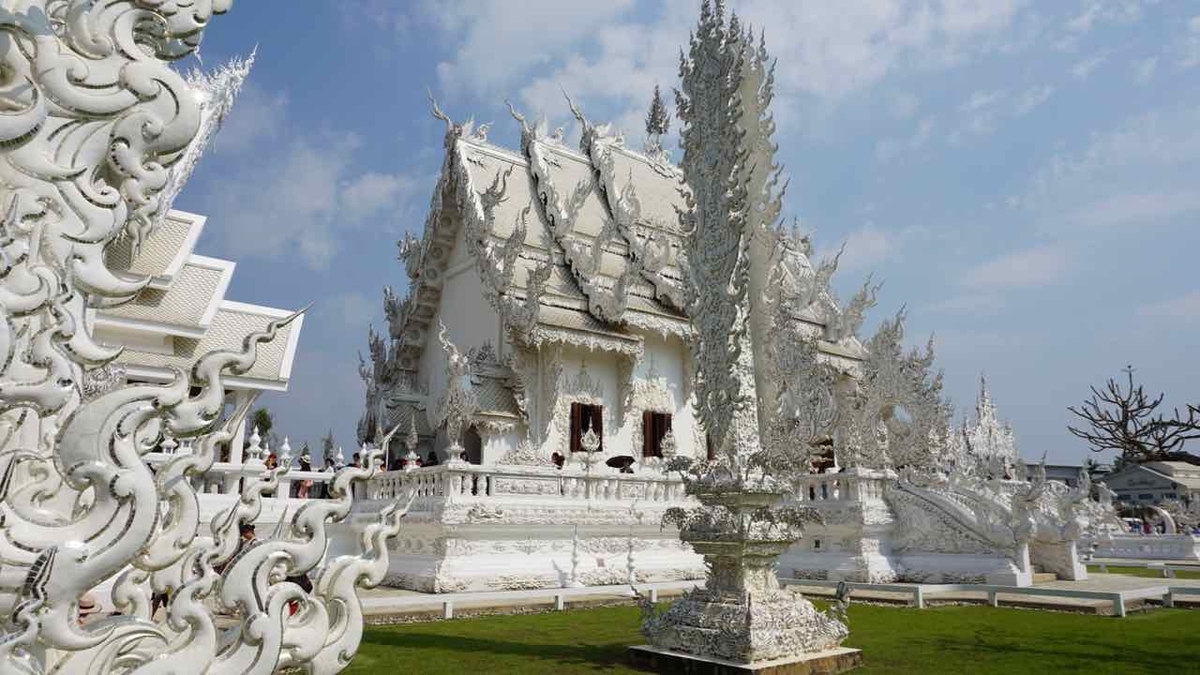 白磁染付仏塔　b81M 2420 真っ白】タイの真っ白な仏教寺院「ホワイトテンプル」 - みりたび