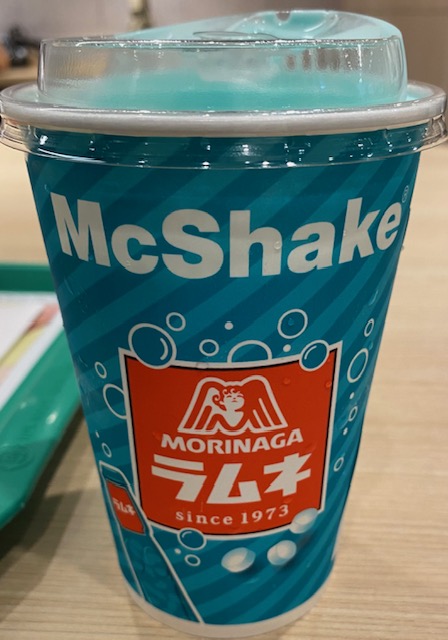 マクドナルド期間限定「森永ラムネシェイク」を飲んだ感想！濃いめの味