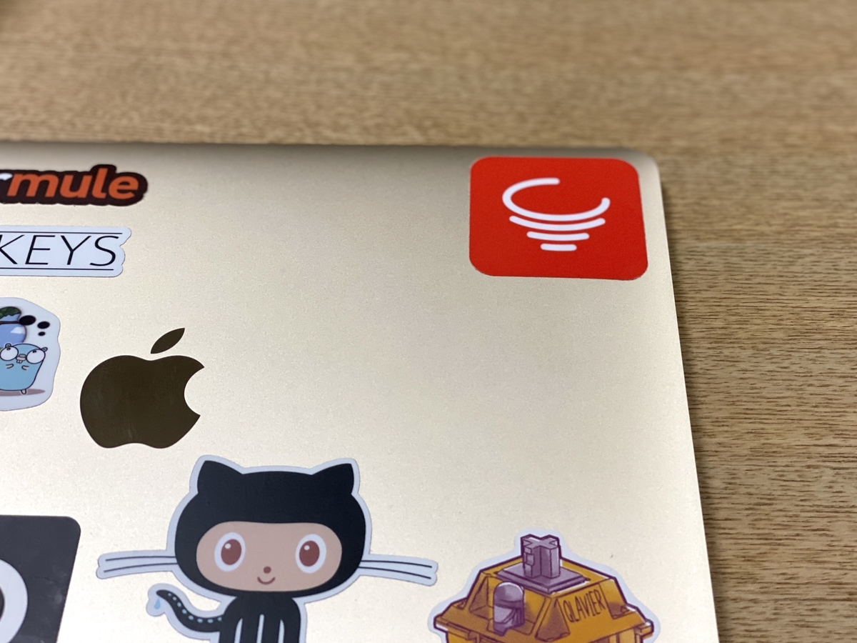 Macbook に uzu42 のロゴステッカーが貼られている画像
