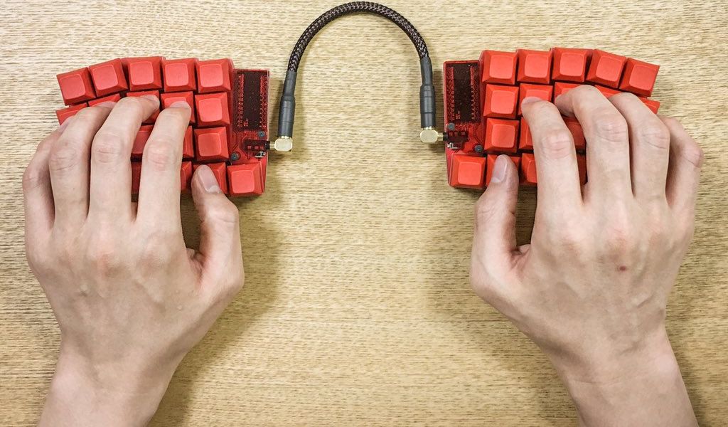 uzu42のホームポジションに指を置いてる画像