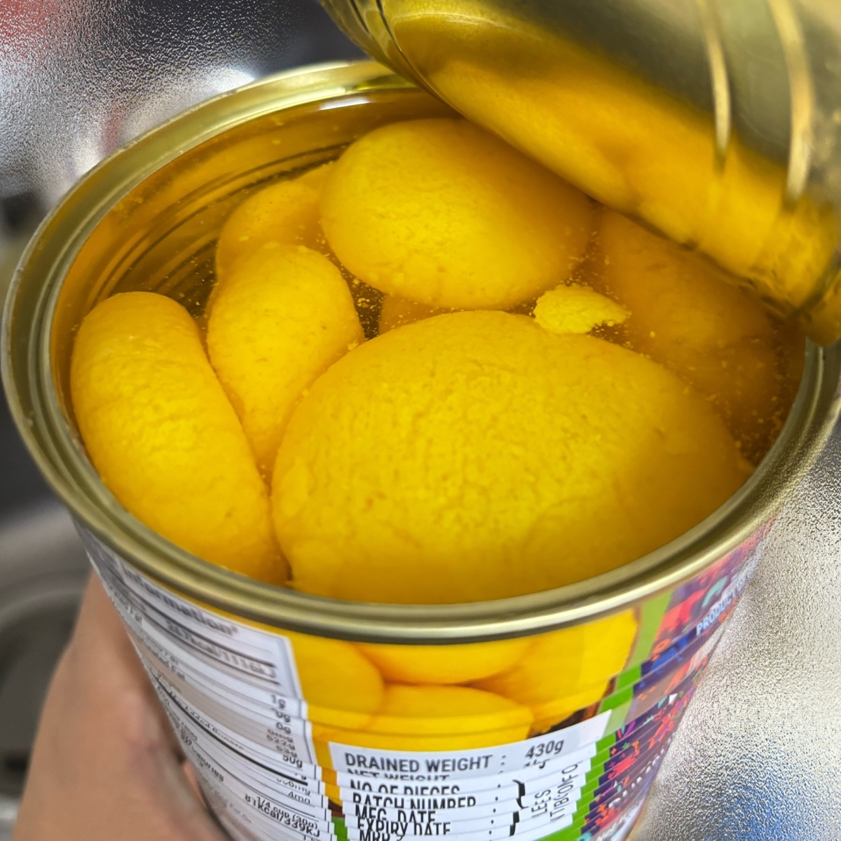 Kesar Baati の缶を開けたところ、団子のようなものが詰まっている