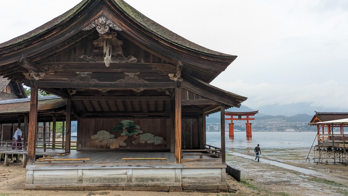 厳島神社の能舞台と大鳥居