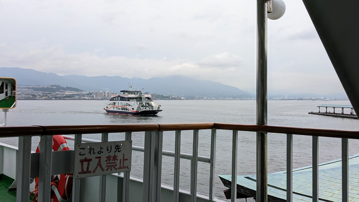宮島桟橋から宮島口方面へ向かうフェリーからの眺め