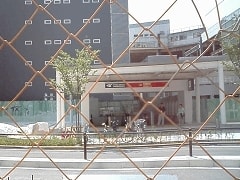 開業前のつくばエクスプレス秋葉原駅入口の写真（フェンス越しに撮影したもの）
