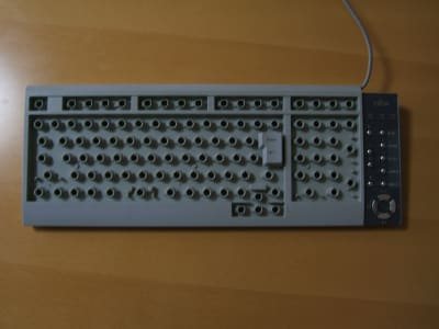 キートップを外したキーボードの写真