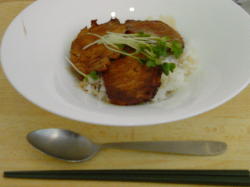 トレーに載った豚丼の写真。大きめの深い皿に米・豚肉3切れ・カイワレ大根が盛り付けられている。この他、トレーには箸1膳とスプーン1本が置かれている。