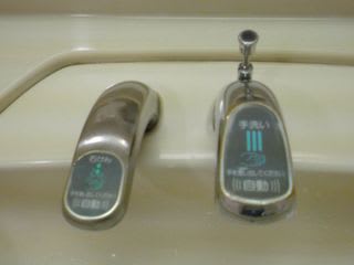 自動水栓と自動水石鹸供給栓の写真