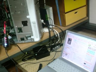 DELL製デスクトップPCのケースを開け、内蔵ハードディスクのSATA端子にEVERGREEN EG-SATA56を接続し、それをPanasonic製ノートPCのUSB端子に接続してある様子の写真。ノートPCの画面にはGoogle Chromeが全画面表示されており、mixiの画面が見えている。