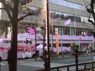郵便局の写真。壁面に桜の花の模様がデコレーションされている。