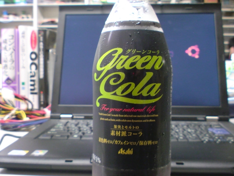 アサヒ飲料「グリーンコーラ」の 500 mL ペットボトルの写真