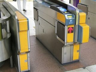 東京メトロ三越前駅の自動改札機の写真