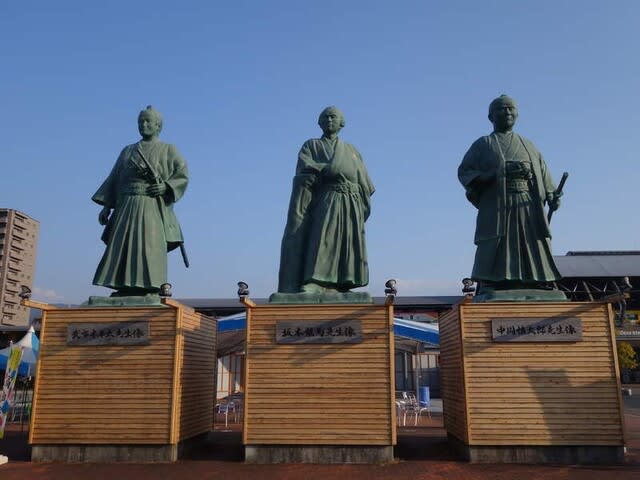 高知県 高知市 土佐勤王党三志士の像の写真