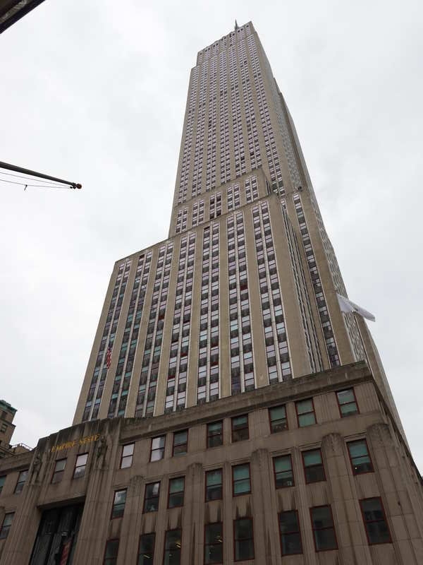 5番街34丁目交叉点附近から撮影した Empire State Building の写真