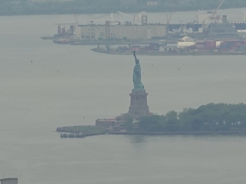 Empire State Building 86階展望台から撮影した自由の女神像の写真