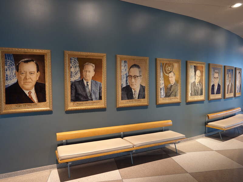 国連本部ビル1階にて撮影した歴代国連事務総長の肖像画の写真