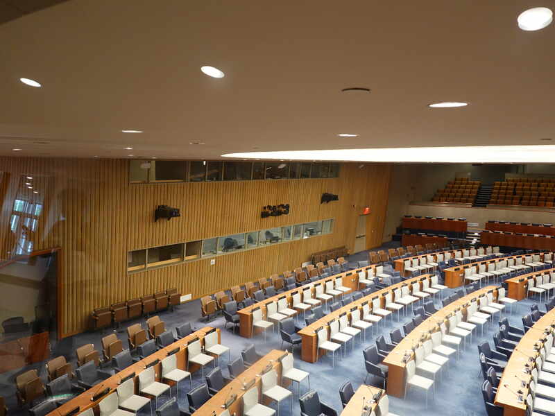 国連本部ビル1階の議場の同時通訳ブースの写真
