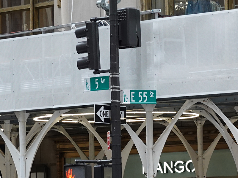 5番街55丁目の交叉点に掲示された「5 Av」「E 55 St」の標識の写真
