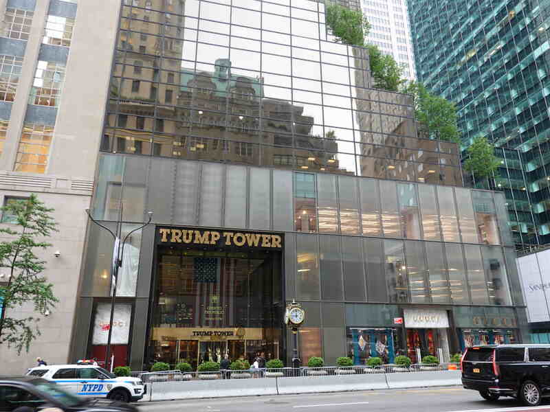 5番街の Trump Tower の写真