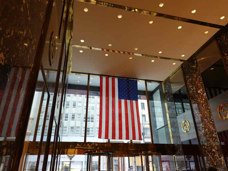 Trump Tower 正面玄関の星条旗の写真