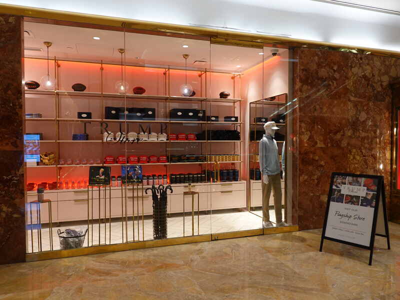 Trump Tower 内の Trump Store の写真