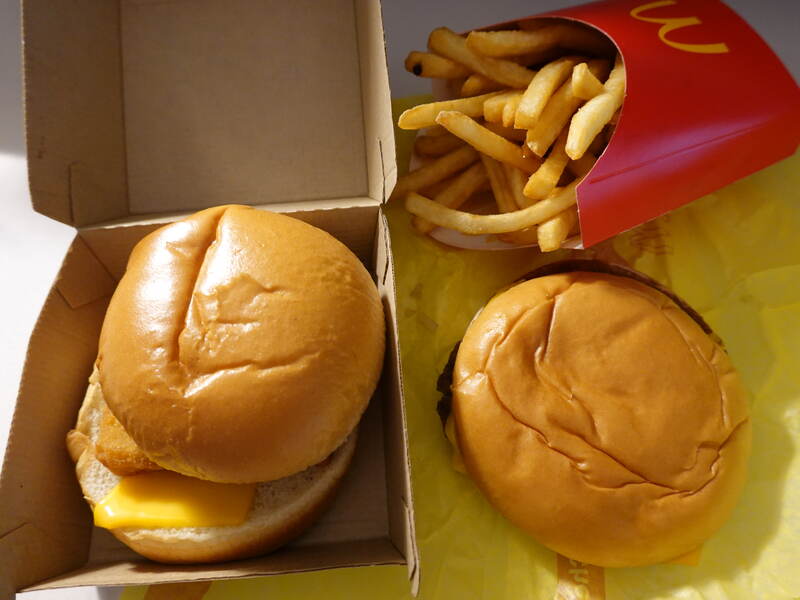 米国の McDonald's で買ったフィレオフィッシュ, チーズバーガー, マックフライポテト M の写真