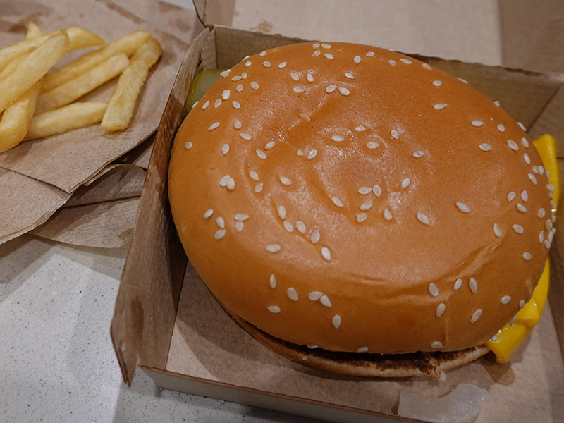米国の McDonald's で買ったクォーターパウンダー・チーズ, マックフライポテト S の写真