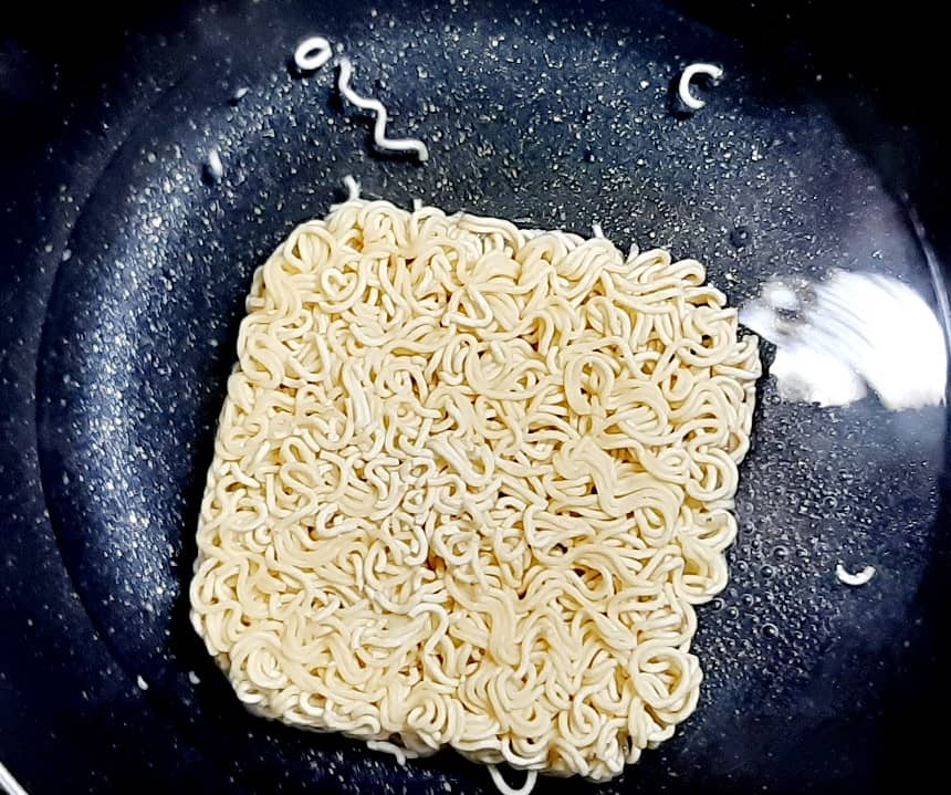 かまいガチの濱家「かさましあんかけラーメン」を作ってみた、ラーメンをフライパンに入れる。