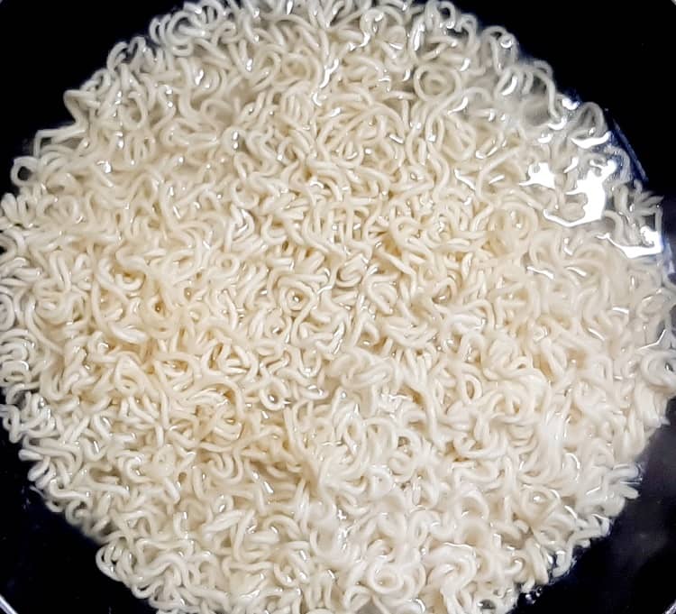 かまいガチの濱家「かさましあんかけラーメン」を作ってみた、インスタントラーメンが茹であがる