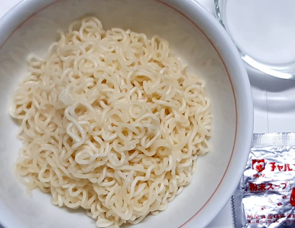 かまいガチの濱家「かさましあんかけラーメン」を作ってみた、茹であがったインスタントラーメンを丼に移す。