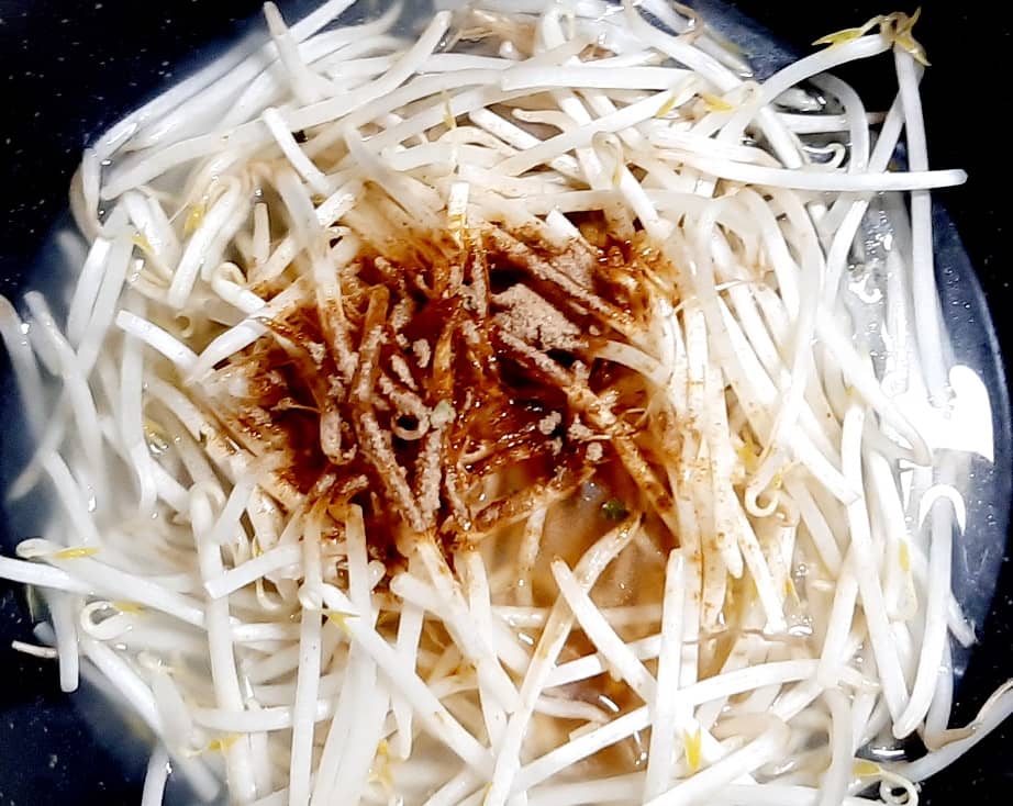 かまいガチの濱家「かさましあんかけラーメン」を作ってみた、もやしをフライパンに投入。