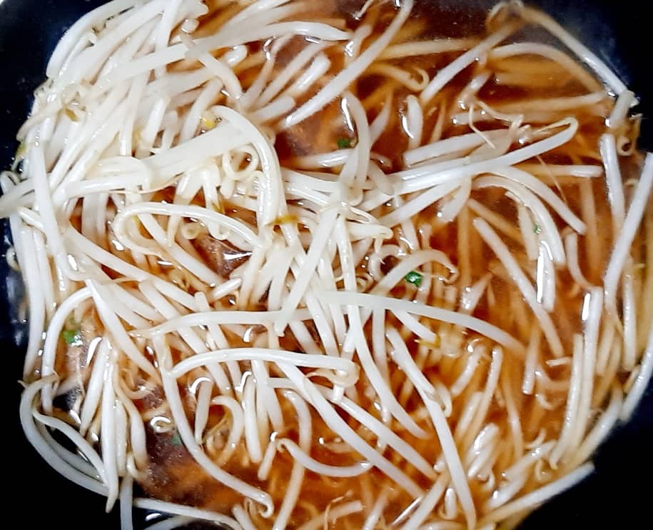 かまいガチの濱家「かさましあんかけラーメン」を作ってみた、水溶き片栗粉を入れる。