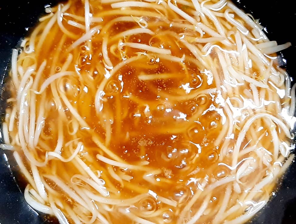 かまいガチの濱家「かさましあんかけラーメン」を作ってみた、最高に美味しそうなとろみあんかけのもやし。