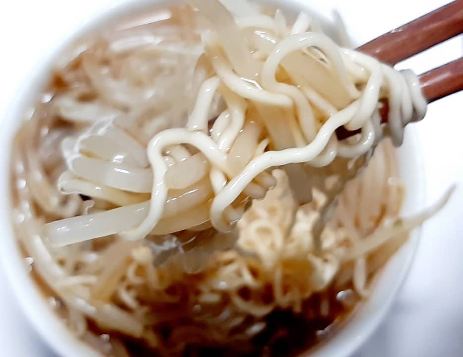 かまいガチの濱家「かさましあんかけラーメン」を作ってみた、実食の一口目のリフトアップ！