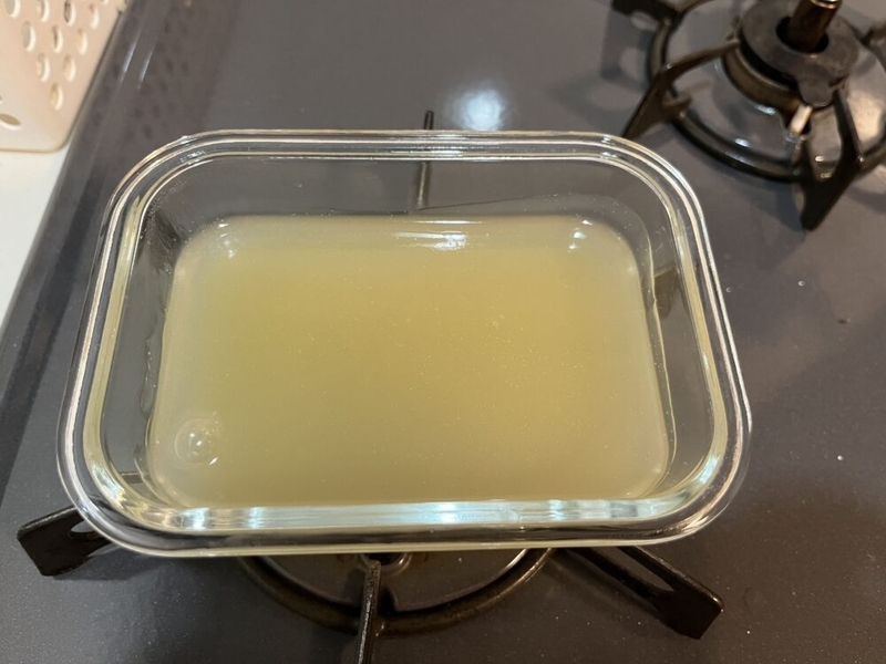 ガラスの容器の中にりんごの葛ゼリーが入っている