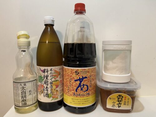 ごま油、酒、醤油、塩、味噌が横一列に並んでいる