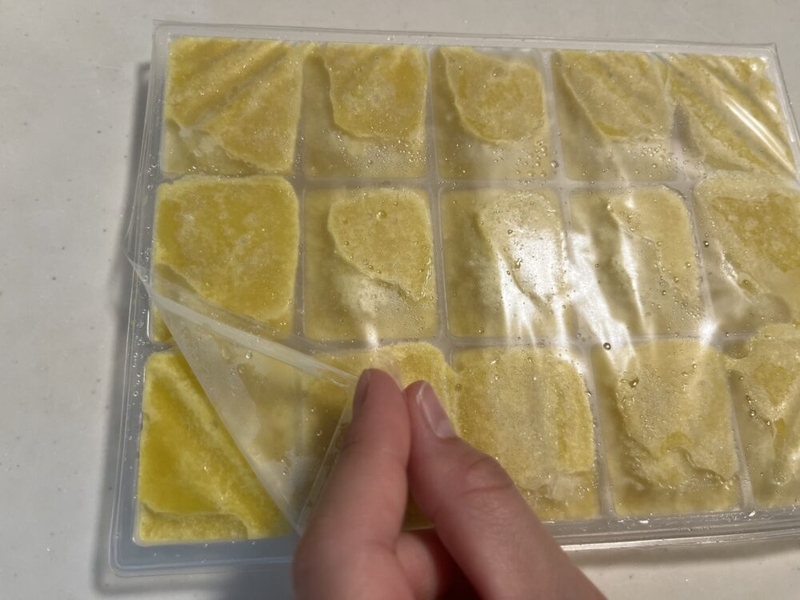 パルシステムの冷凍キューブのフィルムを少し剥がしている