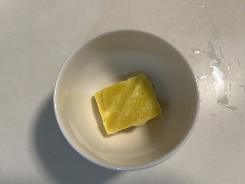 とうもろこしの冷凍キューブが小皿に入っている