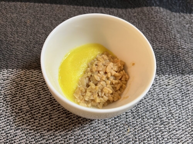 とうもろこしペーストとひきわり納豆が小さいお椀に入っている