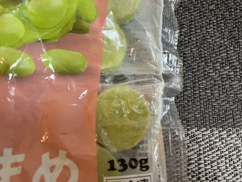 パルシステムのyumyum産直えだまめをアップで見た状態。丸い冷凍枝豆キューブが入っている。