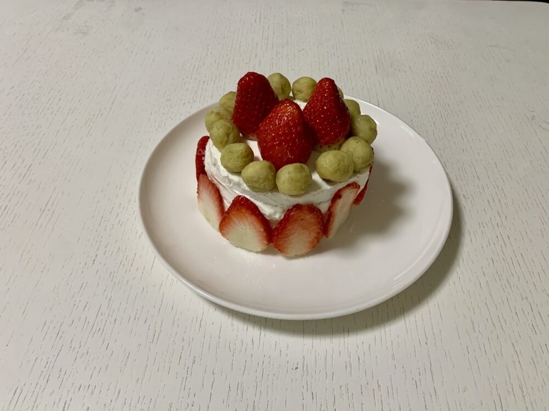 お皿にイチゴのヨーグルトケーキ