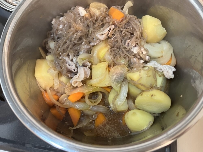 大きい鍋で肉じゃがを煮ている。