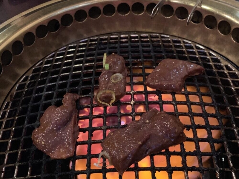 網の上で焼き肉を焼いている。