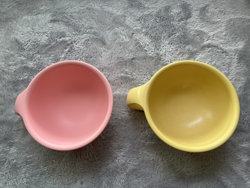 ピンクのお茶碗と黄色いお茶碗が2つ横に並べられている。
