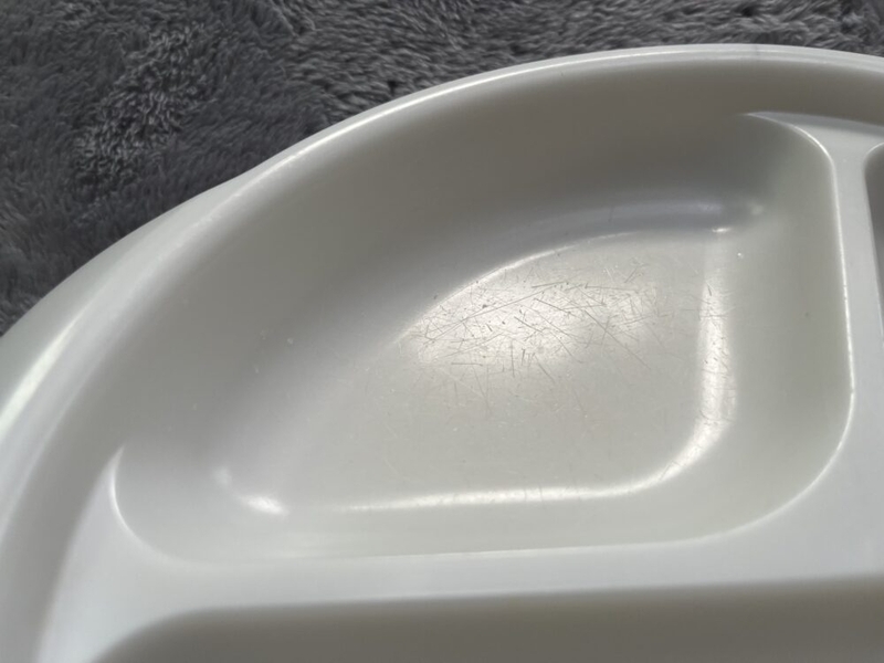 白いプラスチックのお皿をズームで撮った写真。