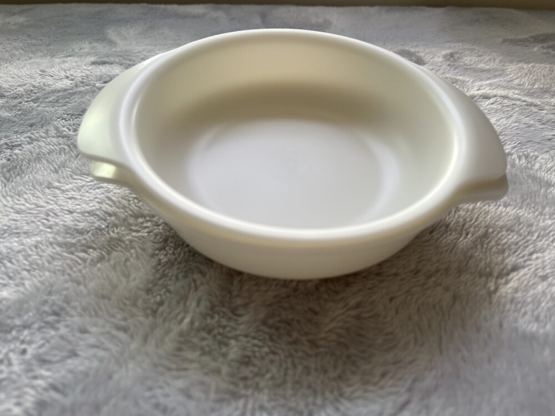 プラスチックの白い小皿が2枚重ねられている。