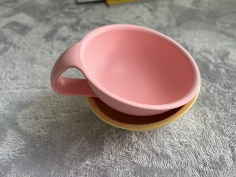 ピンクのお茶碗と黄色いお茶碗が２つ重ねられている。
