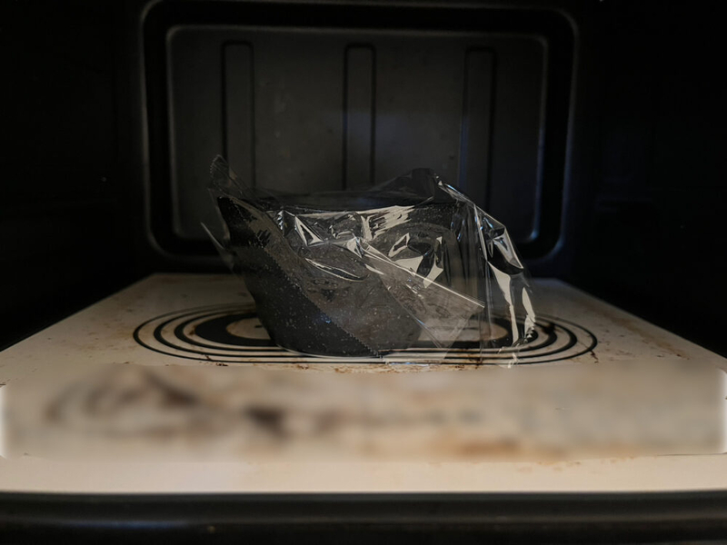 ラップがのせられたお皿が電子レンジの中に入っている。